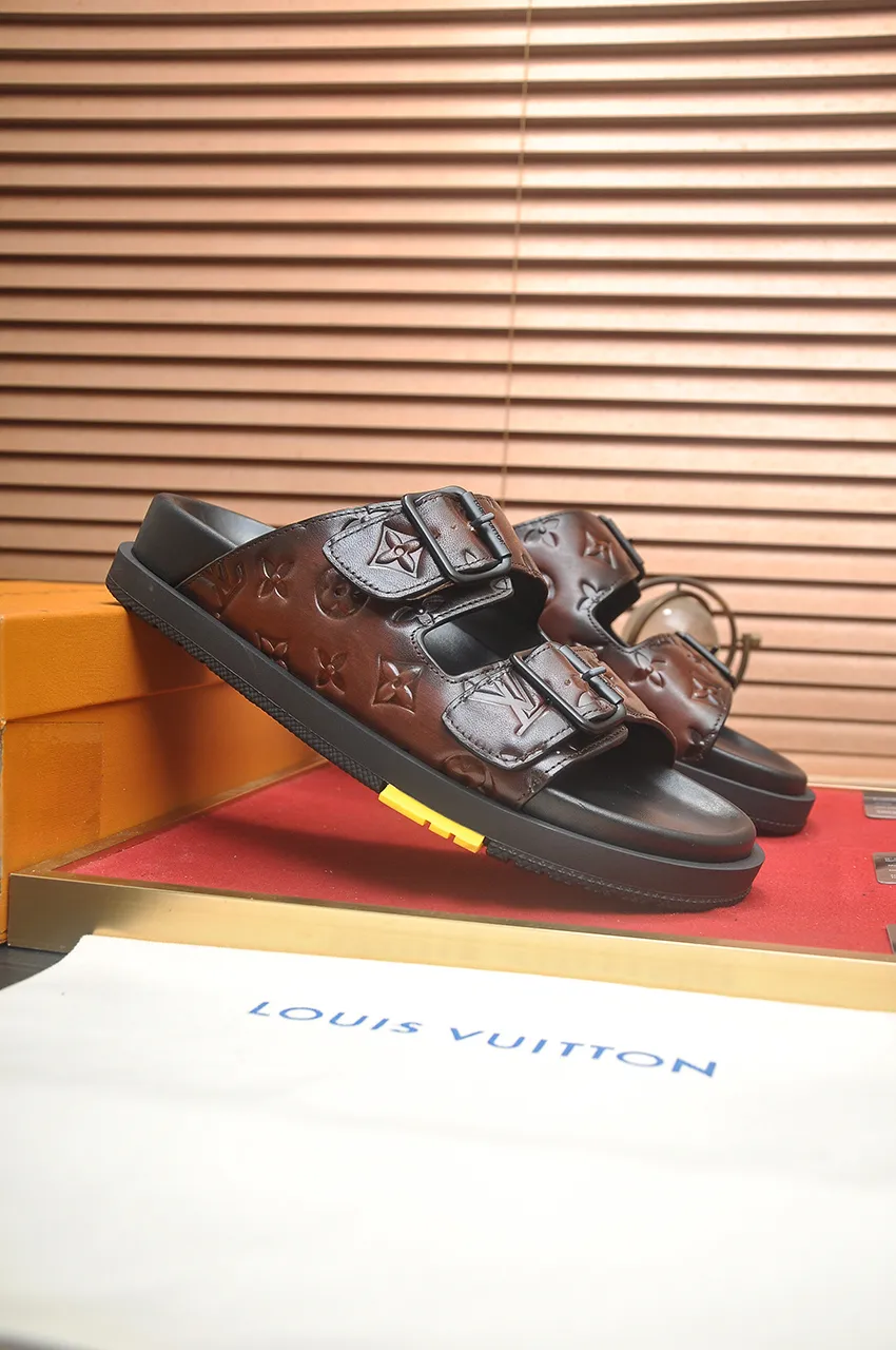 Men's shoes 💰400💶 [Louis Vuitton LV slippers] (high-end cowhide) counter 1:1 fashion style, a must-have for summer! The designer used LV’s iconic outsole. The original simple slippers instantly become fashionable! The upper is made of flexible special cowhide leather straps alternately, and the workmanship is exquisite! A must-have for stylish men in summer, size 38-45 (45 customized)